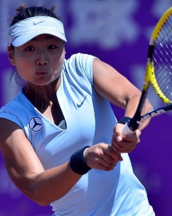 Zhou Yimiao hitting a two-handed backhand.
